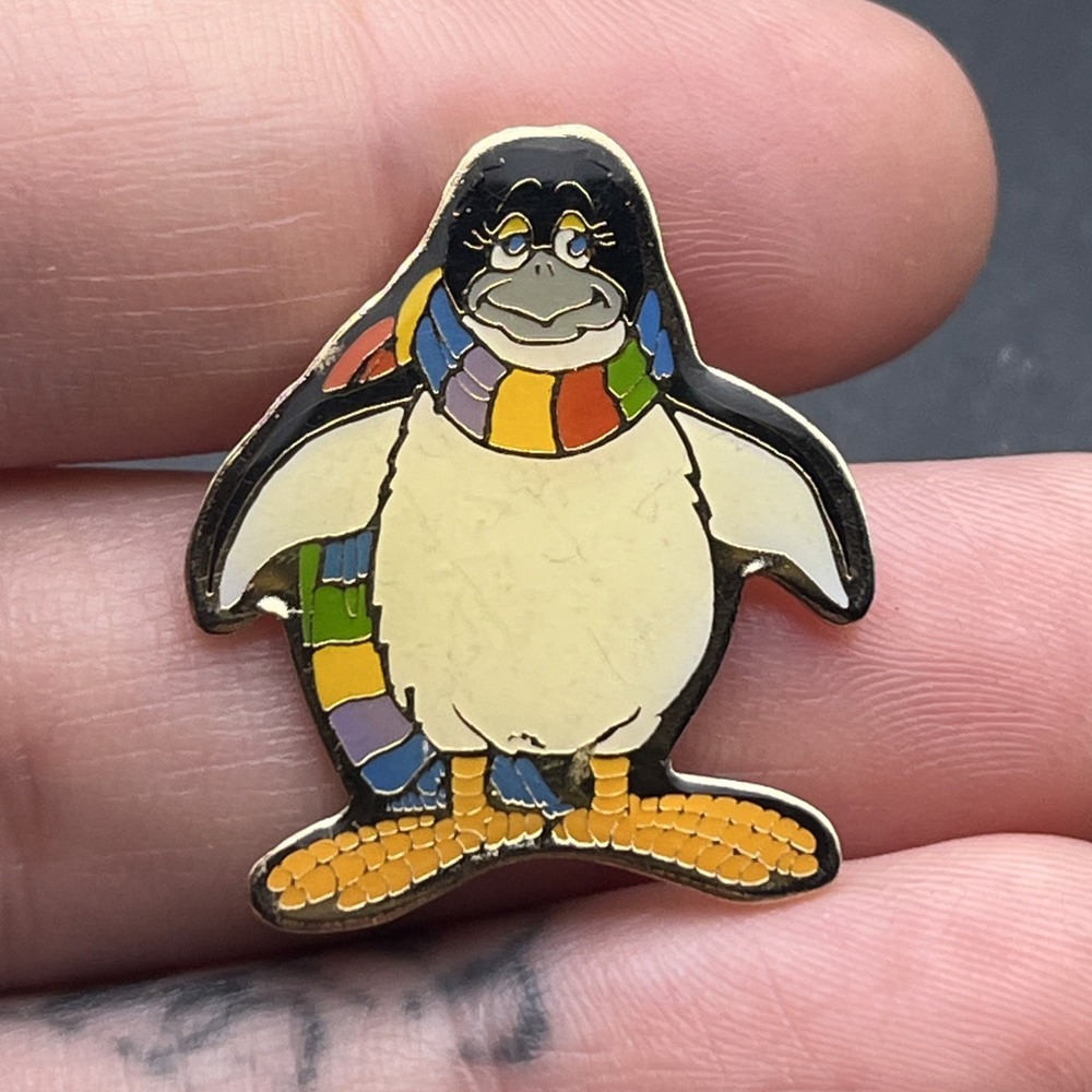 Penny Penguin In A Scarf Sea World Amusement Park Lapel Hat Pin